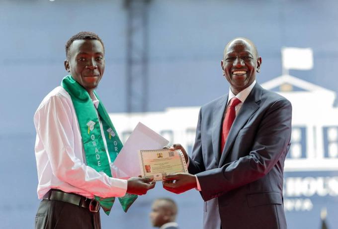 President William Ruto issuing RPL beneficiaries with certificates at State House. 